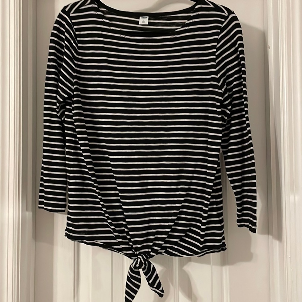 GUC black and white tie knot shirt